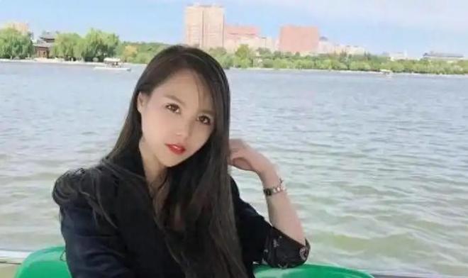 妈妈近况曝光！摆摊卖甜品想踏出重生第一步PG电子麻将胡了试玩“重庆姐弟坠亡案”(图2)