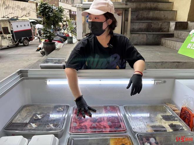 妈妈近况曝光！摆摊卖甜品想踏出重生第一步PG电子麻将胡了试玩“重庆姐弟坠亡案”(图7)