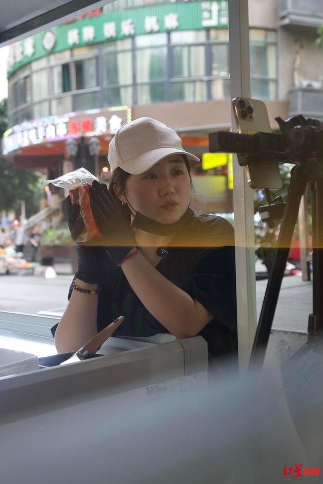 妈妈近况曝光！摆摊卖甜品想踏出重生第一步PG电子麻将胡了试玩“重庆姐弟坠亡案”(图9)