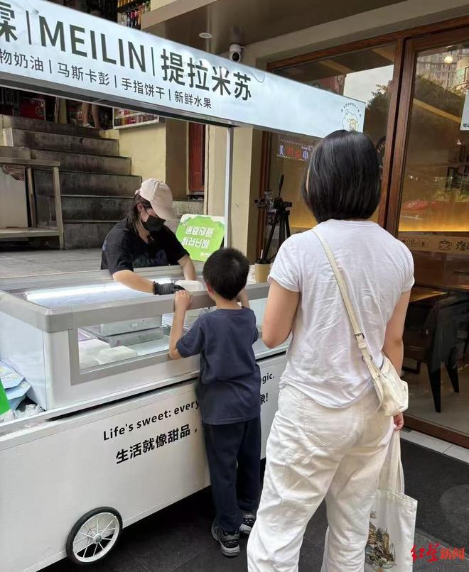 妈妈近况曝光！摆摊卖甜品想踏出重生第一步PG电子麻将胡了试玩“重庆姐弟坠亡案”(图6)
