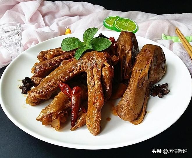 才25元!哪来的利润?能放心吃吗?麻将胡了游戏活鸭上百元一只做成烤鸭(图8) 才25元!哪来的利润?能放心吃吗?麻将胡了游戏活鸭上百元一只做成烤鸭(图8)